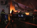 TP.HCM: Gara ô tô ở quận 7 bốc cháy ngùn ngụt, nhiều xe bị thiêu rụi