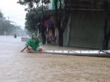 Quảng Bình: Mưa lũ làm nhiều người chết và mất tích, phố phường ngập trong nước