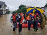 Quảng Trị: Giải cứu hàng trăm học sinh bị nước lũ bao vây
