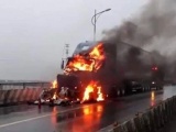 Quảng Bình: Xe container chở sữa bất ngờ bốc cháy trên cầu