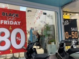 Hà Nội: Nhiều cửa hàng giảm giá sâu trong ngày Black Friday