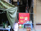 Chăng dây tại các ổ dịch 'nóng' ở Hà Nội như thời cả thành phố cách ly