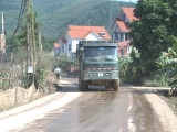 Lục Nam – Bắc Giang: Người dân bức xúc vì xe trọng tải lớn vận chuyển đất cát mù mịt 
