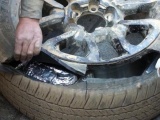 Bắt giữ các đối tượng vận chuyển 99 bánh heroin trong lốp xe