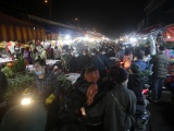 Chợ hoa ngày cuối năm Âm lịch: TP.HCM trầm lắng, Hà Nội nhộn nhịp