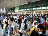 Sân bay Tân Sơn Nhất đón lượng khách tăng kỷ lục, 'cháy' taxi