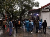 Du khách đội mưa rét đi trẩy hội chùa Hương trong ngày đầu mở cửa