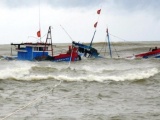 Cứu thành công 4 ngư dân mất tích trên tàu cá chìm gần đảo Lý Sơn