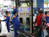 Người dân TP.HCM chen nhau mua xăng trước tin tăng giá mạnh