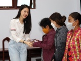 Quỳnh Hoa tặng quà người nghèo ở Cần Thơ