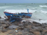 Mưa lớn khiến hàng chục tàu cá ở Nam Trung Bộ bị đánh chìm