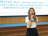 Mỹ Tâm trao học bổng cho học sinh và tặng quà cho bà con khó khăn tại Lâm Đồng