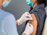 Thủ tướng yêu cầu đẩy nhanh tiêm vắc xin phòng COVID-19 mũi 3, mũi 4