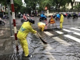 Hà Nội: Mưa lớn gây ngập nặng nhiều tuyến phố, giao thông ùn ứ
