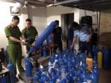 Hà Nội: Thu giữ hàng trăm bình khí cười giấu trong nhà kho ở quận Cầu Giấy