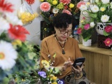 Nghệ nhân Mai Hạnh: Hơn 50 năm ‘thổi hồn’ lên những đóa hoa lụa 