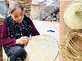 Làng nghề nón lá Phú Mỹ nắm bắt cơ hội, vượt qua thách thức