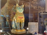 Tượng mèo phong thủy dát vàng có giá hàng trăm triệu/con