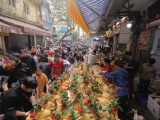 Người dân Thủ đô chen chân mua đồ cúng ở 'chợ nhà giàu' ngày 30 Tết