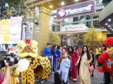 Hàng ngàn du khách Việt lên đường du xuân trong ngày đầu năm mới