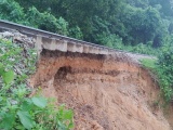Mưa lớn khiến đường sắt Bắc - Nam qua Hà Tĩnh bị sạt lở nghiêm trọng 
