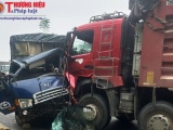 Hà Tĩnh: 2 xe tải tông trực diện, tài xế mắc kẹt trong cabin