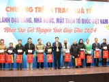 Trưởng Ban Tuyên giáo Trung ương Nguyễn Trọng Nghĩa tặng quà Tết tại Đà Nẵng