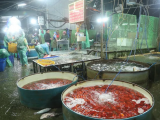 Hà Nội: Chợ cá Yên Sở ngập tràn sắc đỏ trước ngày ông Công ông Táo