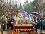 Người dân đội mưa khai hội chùa Hương