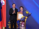 Bà Cao Thị Ngọc Dung đón nhận Huân chương Lao động hạng Nhất lần thứ hai