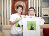Cầu thủ Văn Toàn mua tranh rồi tặng lại áo cho các họa sĩ nhỏ tự kỷ 