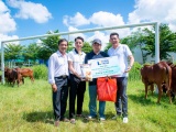 Diễn viên Huỳnh Anh Tuấn đồng hành cùng Tập đoàn King Farm tặng bò cho bà con Bến Tre