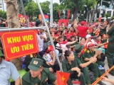 Hà Nội: Người dân nô nức chờ xem A80, cựu chiến binh được bố trí chỗ ngồi ưu tiên 