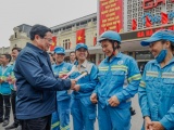 Thủ tướng lì xì, chụp ảnh, động viên công nhân môi trường ngày giáp Tết