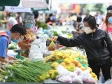 Thị trường hàng hóa mùng 3 Tết: Nguồn cung dồi dào, giá cả ổn định