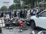 Ô tô tông 10 xe máy chờ đèn đỏ ở Hải Phòng, 13 người bị thương