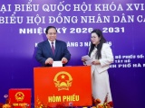 Thủ tướng cùng cử tri bỏ phiếu bầu cử tại phường Tây Hồ, Hà Nội
