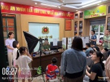Công an phường Tây Hồ hỗ trợ người dân kích hoạt tài khoản định danh điện tử mức 2