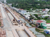 Dự án nghìn tỷ phục vụ APEC và những “hàng xóm” còn tạm bợ