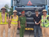Tài xế xe đầu kéo dương tính với ma túy, giấu 412 viên nghi là ma túy trên xe