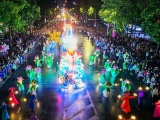 'Biển người' đội mưa sôi động cùng lễ hội đường phố Carnival lớn nhất Nghệ An