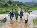 Quảng Ngãi: Băng rừng, vượt suối đưa người đàn ông mắc kẹt trong rừng về nhà an toàn
