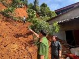 Thái Nguyên: Đất đá sạt lở xuyên tường nhà dân, 4 hộ phải di dời