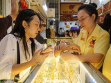 Giá vàng hôm nay 8/10: Vàng thế giới rơi thẳng đứng, SJC chịu áp lực giảm