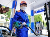 Giá xăng tăng tiếp, xăng E10 vượt 28.000 đồng/lít