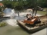 Gãy cẩu cứu hộ khi trục vớt xe tải bị rơi trong vụ sập cầu Tân Nghĩa