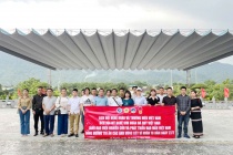 Đoàn công tác Hội Nghệ nhân và Thương hiệu Việt Nam dâng hương tại Nghĩa trang Liệt sĩ quốc gia Vị Xuyên