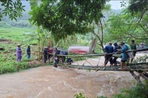Thanh Hóa: Người dân dựng cầu tre, đưa quan tài qua dòng nước lũ 