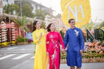Hoa hậu Ngọc Hân cùng gia đình khoe sắc với áo dài tại đường hoa Home Hanoi Xuan