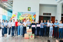 Nghệ An: Câu lạc bộ tennis báo chí tặng quà cho trẻ em khuyết tật và vùng khó khăn
